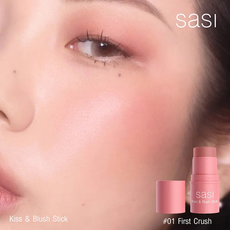 عصا مكياج SASI Kiss & Blush بوزن 4 غرام، متعددة الاستخدامات لتلوين الشفاه والخدود، معبأة في أنبوب وردي أنيق على خلفية بيضاء."