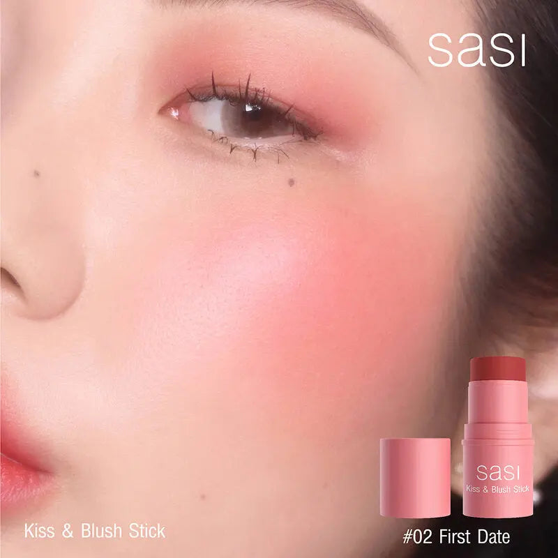 عصا مكياج SASI Kiss & Blush بوزن 4 غرام، متعددة الاستخدامات لتلوين الشفاه والخدود، معبأة في أنبوب وردي أنيق على خلفية بيضاء."