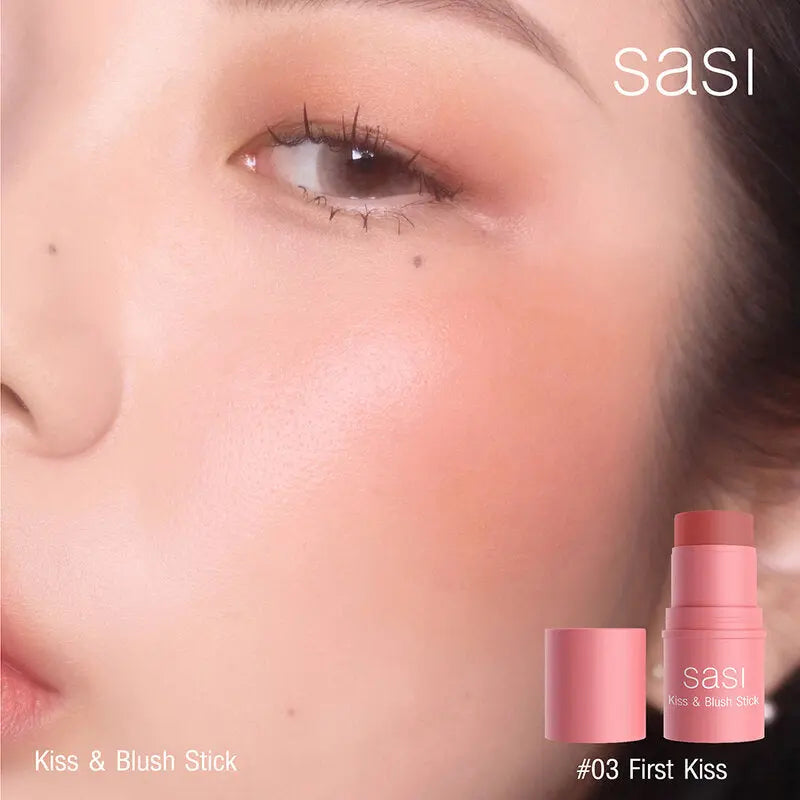 عصا مكياج SASI Kiss & Blush بوزن 4 غرام، متعددة الاستخدامات لتلوين الشفاه والخدود، معبأة في أنبوب وردي أنيق على خلفية بيضاء."