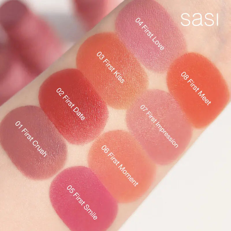 عصا مكياج SASI Kiss & Blush بوزن 4 غرام، متعددة الاستخدامات لتلوين الشفاه والخدود، معبأة في أنبوب وردي أنيق على خلفية بيضاء."