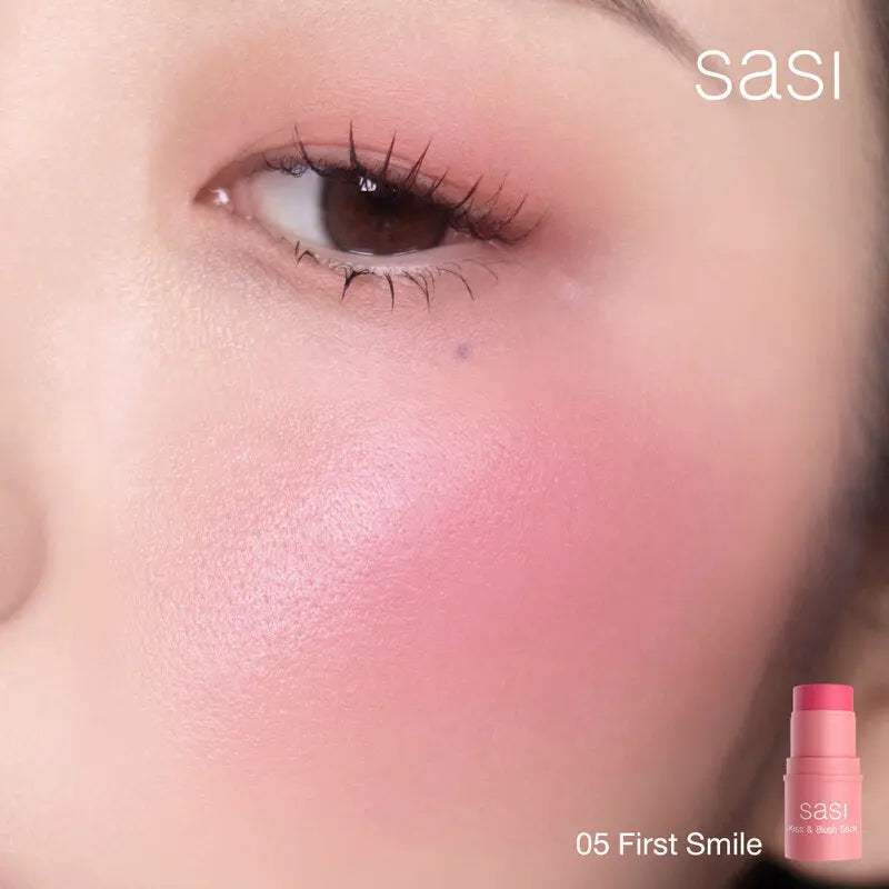 عصا مكياج SASI Kiss & Blush بوزن 4 غرام، متعددة الاستخدامات لتلوين الشفاه والخدود، معبأة في أنبوب وردي أنيق على خلفية بيضاء."