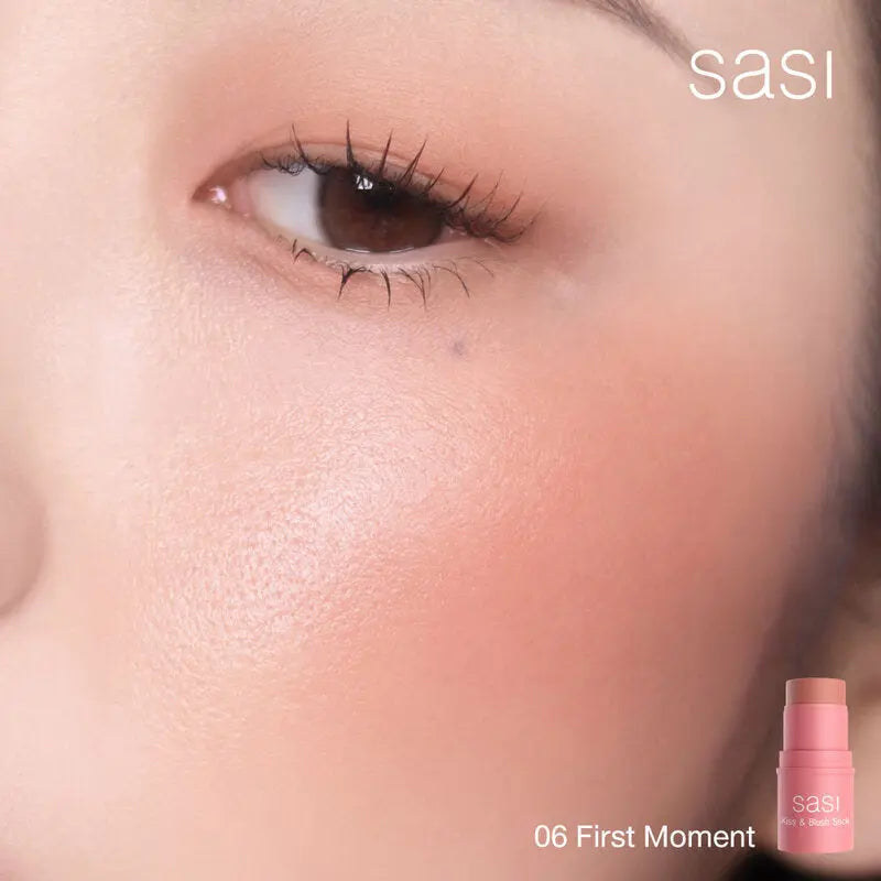عصا مكياج SASI Kiss & Blush بوزن 4 غرام، متعددة الاستخدامات لتلوين الشفاه والخدود، معبأة في أنبوب وردي أنيق على خلفية بيضاء."