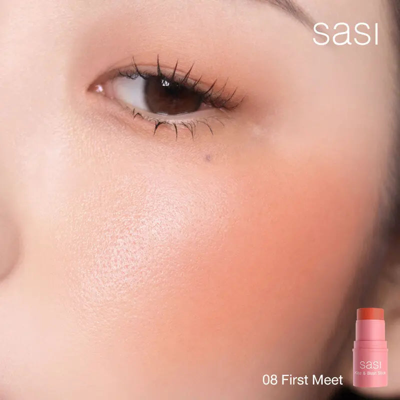 عصا مكياج SASI Kiss & Blush بوزن 4 غرام، متعددة الاستخدامات لتلوين الشفاه والخدود، معبأة في أنبوب وردي أنيق على خلفية بيضاء."