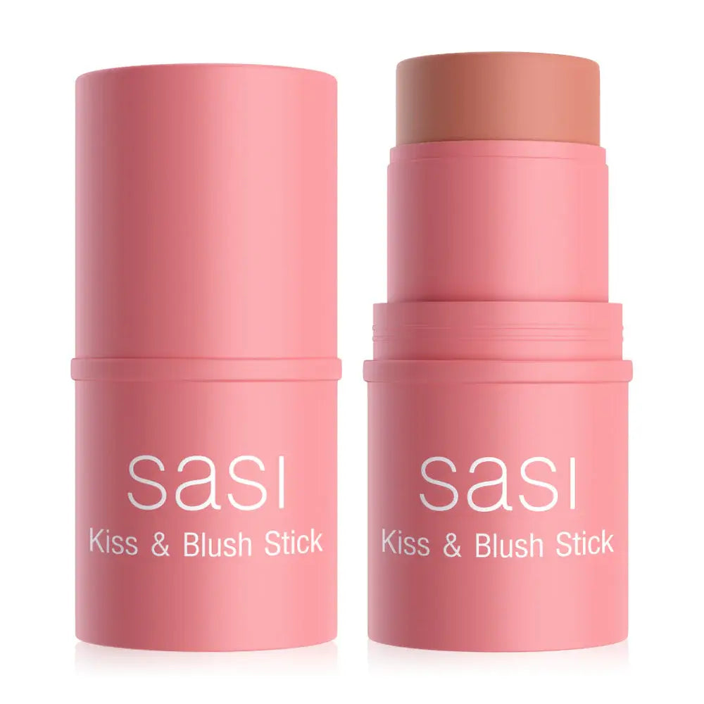 عصا مكياج SASI Kiss & Blush بوزن 4 غرام، متعددة الاستخدامات لتلوين الشفاه والخدود، معبأة في أنبوب وردي أنيق على خلفية بيضاء.