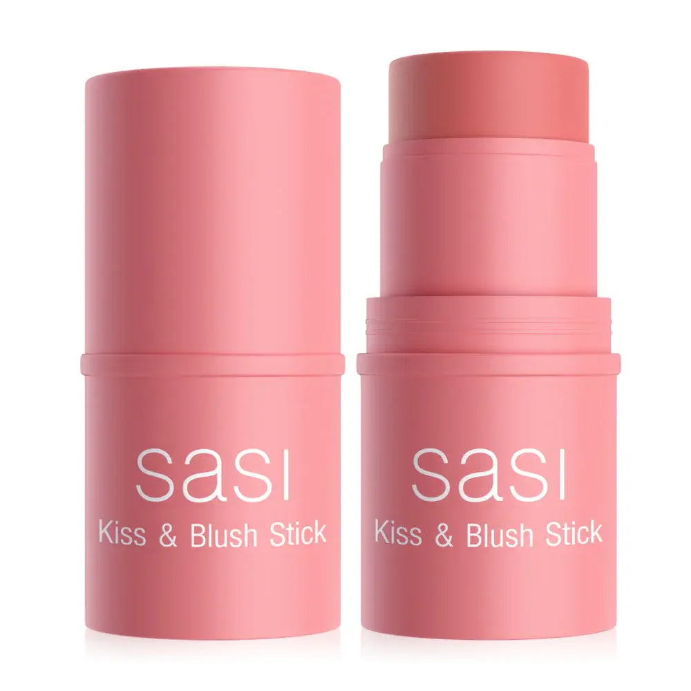 عصا مكياج SASI Kiss & Blush بوزن 4 غرام، متعددة الاستخدامات لتلوين الشفاه والخدود، معبأة في أنبوب وردي أنيق على خلفية بيضاء.