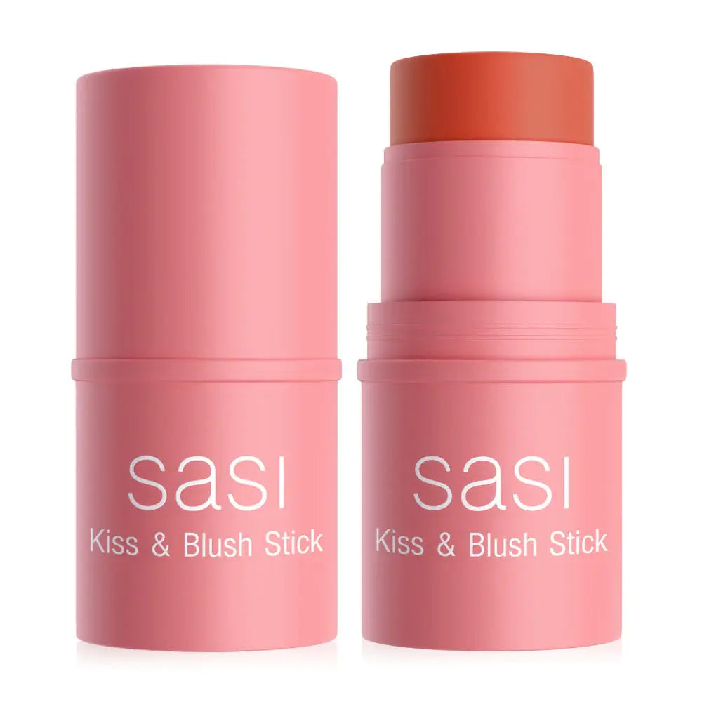 عصا مكياج SASI Kiss & Blush بوزن 4 غرام، متعددة الاستخدامات لتلوين الشفاه والخدود، معبأة في أنبوب وردي أنيق على خلفية بيضاء.