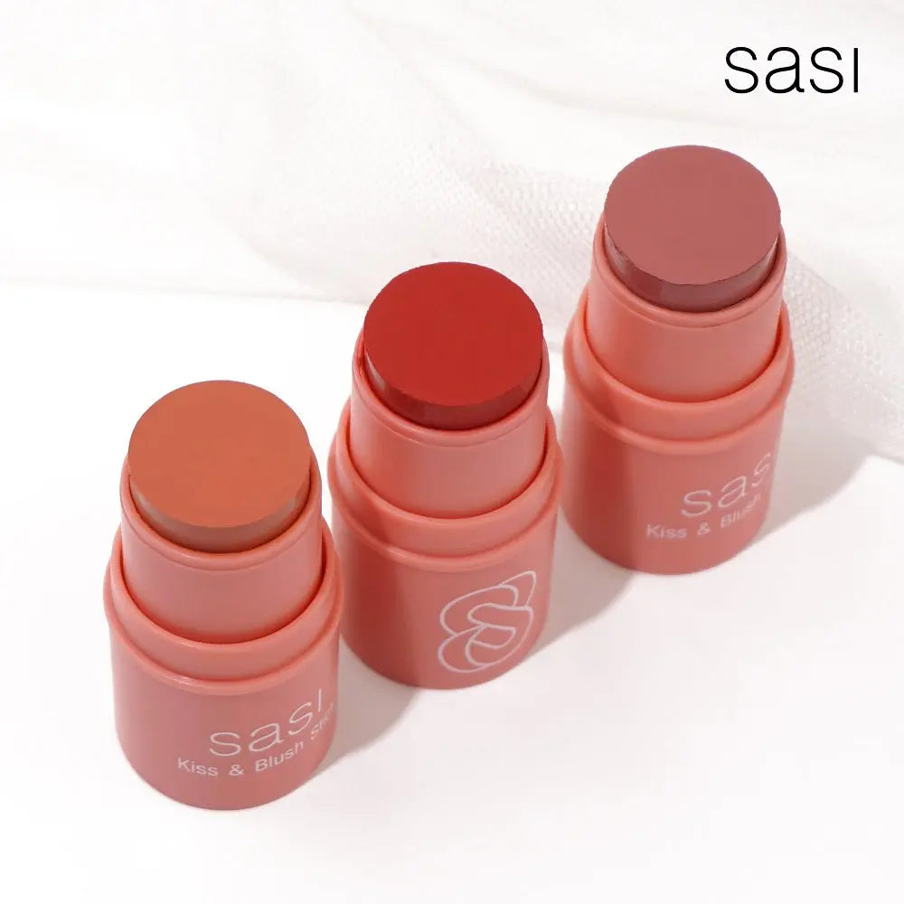 عصا مكياج SASI Kiss & Blush بوزن 4 غرام، متعددة الاستخدامات لتلوين الشفاه والخدود، معبأة في أنبوب وردي أنيق على خلفية بيضاء."