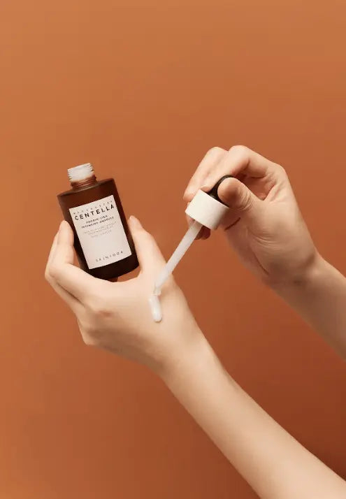 "أمبول PROBIO-CICA المكثف، أمبول عناية بالبشرة مركّز غني بمكونات البروبيوتيك والسيكا لتهدئة البشرة وإصلاحها وتقويتها بشكل عميق، مع توفير ترطيب مكثف وتعزيز مظهر البشرة الصحي، معبأ بتصميم أنيق على خلفية بيضاء."