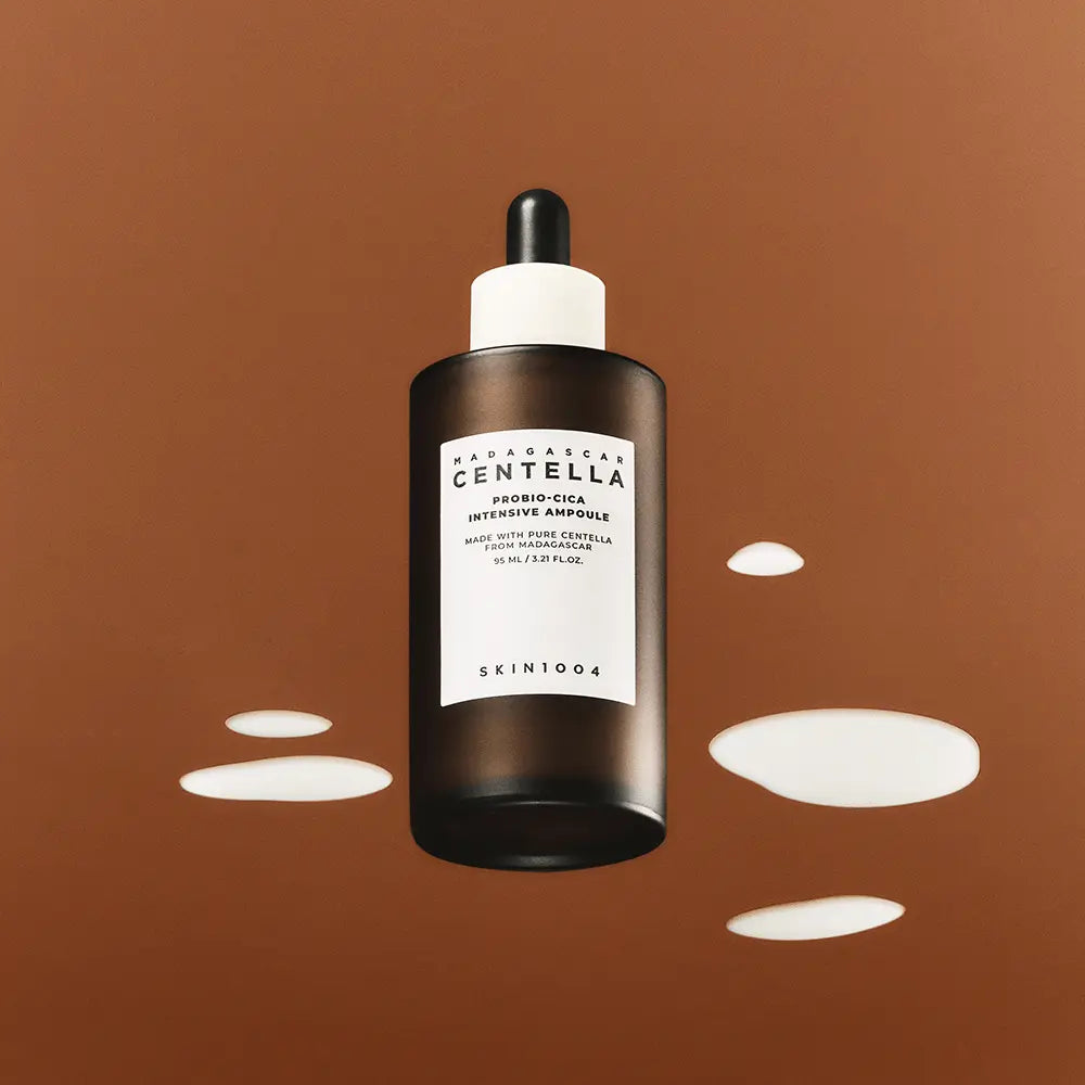 "أمبول PROBIO-CICA المكثف، أمبول عناية بالبشرة مركّز غني بمكونات البروبيوتيك والسيكا لتهدئة البشرة وإصلاحها وتقويتها بشكل عميق، مع توفير ترطيب مكثف وتعزيز مظهر البشرة الصحي، معبأ بتصميم أنيق على خلفية بيضاء."