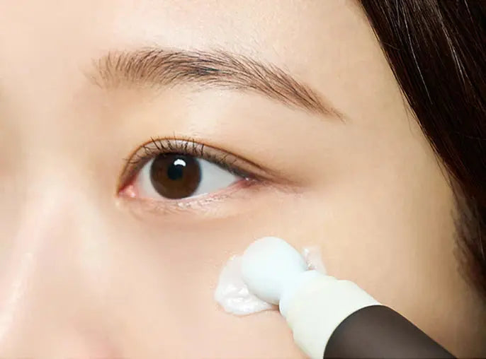 "كريم العين PROBIO-CICA باكوشيول، كريم مُجدد للعين يحتوي على البروبيوتيك والسيكا والباكوشيول لاستهداف الهالات السوداء والانتفاخات والتجاعيد الدقيقة، يوفر ترطيباً وتهدئة ليمنح مظهراً منتعشاً وشاباً، معبأ بتصميم أنيق."
نايس ون
امازون
"PROBIO-CICA Bakuchiol Eye Cream, a rejuvenating eye cream infused with probiotics, Cica, and Bakuchiol to target dark circles, puffiness, and fine lines, providing hydration and soothing effects for a refreshed, youthful look, presented in sleek packaging."


